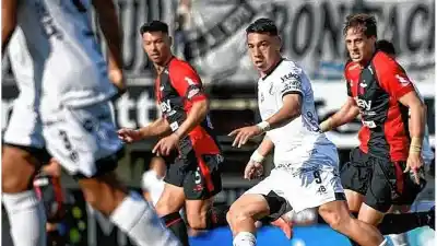 Colón no pateó al arco y se salvó de milagro: dos goles anulados que nadie entiende