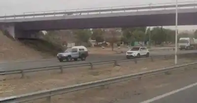 Un hombre intentó cruzar la avenida y un detalle inesperado cambió todo