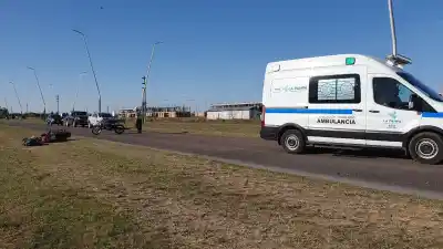 Perdió el control de su moto en plena avenida de General Pico: lo que llevaba puesto cambió todo