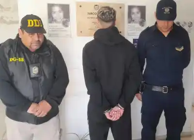 Lo esperaron en la vereda, se escondió en el patio y el disparo entró por una ventana sin vidrio