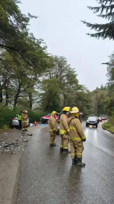 Iban por Bustillo y el auto quedó a centímetros del lago: cuatro heridos tras el impacto