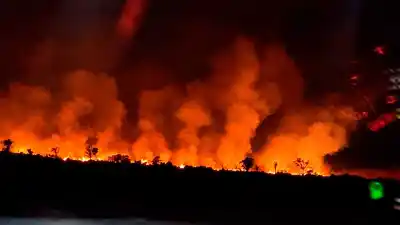 La columna de humo que se ve desde varios puntos de Santiago: arde un amplio sector junto al puente Borges
