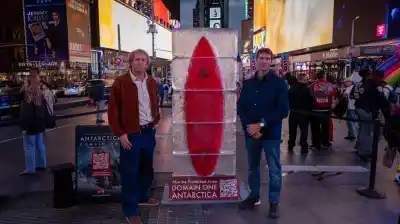 La tabla que dos hermanos argentinos llevaron a la Antártida apareció congelada en Times Square