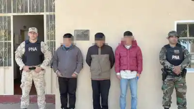 Un remisero los llevó hasta la ruta, pero la Prefectura ya estaba esperando
