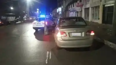 Le pidió el auto prestado a su vecino para hacer un puente de batería: lo que pasó después lo dejó sin excusas