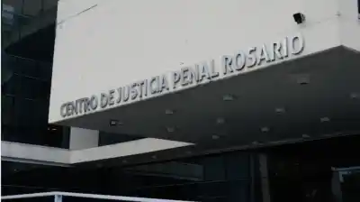 Lo esperó con un cuchillo bajo el colchón: la madrugada que su expareja no vio venir