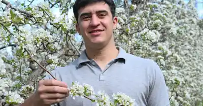 Un pibe de 22 años se hizo cargo de la chacra familiar por una emergencia y dos años después no la reconoce