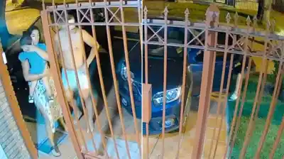 Motochorros atacan a una madre y su hijo pequeño al llegar a una vivienda familiar