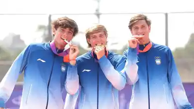 Ganó el oro, abrazó a su amigo y se llevó un boleto que no esperaba