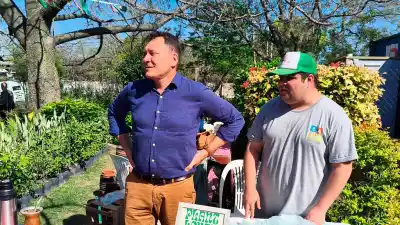 Jóvenes de San Lorenzo salieron a vender lo que cultivan: la respuesta de los vecinos sorprendió