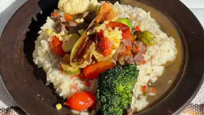 Dos cocineras se instalaron frente al lago Aluminé y lo que crearon en sus cocinas sorprende