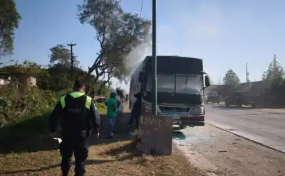 20 jugadoras de hockey viajaban en un colectivo que se prendió fuego en plena ruta