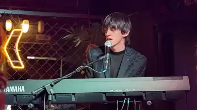 Tocaba el piano en su pieza y Queen terminó compartiendo su video: el tucumano que la rompe con su voz