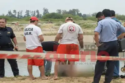 Fue a bañarse al río con dos amigos y el remanso se lo tragó