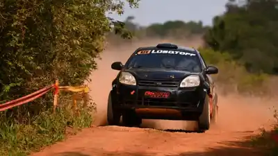 Rally en la tierra de la yerba: arrancó la quinta fecha y un binomio no dejó ni las migas