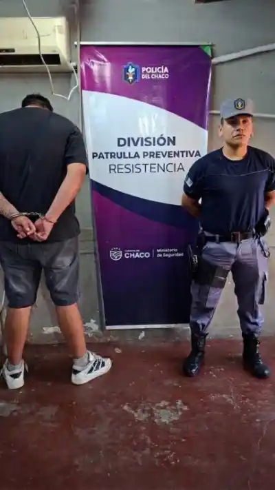 Un patrullero pasó justo cuando golpeaba a su pareja en la vereda