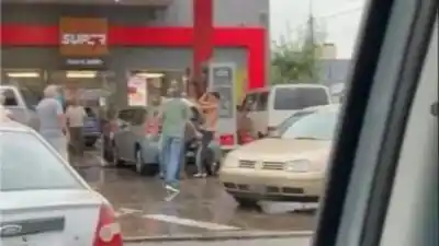 Una discusión de tránsito escaló a golpes y patadas en una esquina muy transitada