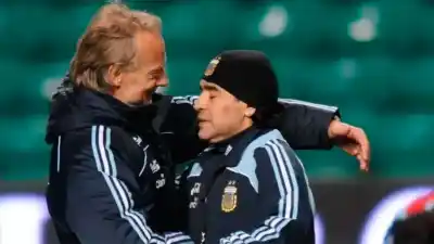 El hombre que entrenó a Maradona llega a Santiago con una historia nunca contada