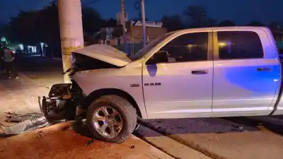 Chocó contra un poste en pleno macrocentro, dejó la camioneta y se fue caminando