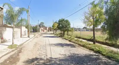 Una moto chocó contra un camión estacionado en Alto Comedero: una mujer murió y otra lucha por su vida