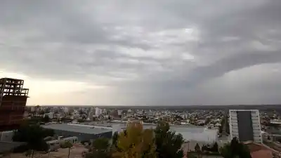 Neuquén amaneció con sol, pero a 100 km hay tres ciudades en alerta: a qué hora se complica