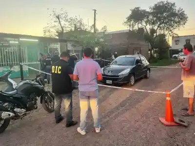 Fontana: lo encontraron dentro de un auto estacionado y la autopsia revelará qué pasó