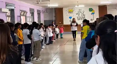 Salomé volvió a su escuela de Mosconi tras la cirugía en el Garrahan y el patio se llenó de aplausos