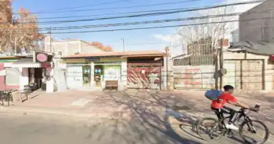 Forzó una reja, entró al local y se llevó lo que nadie esperaba que eligiera