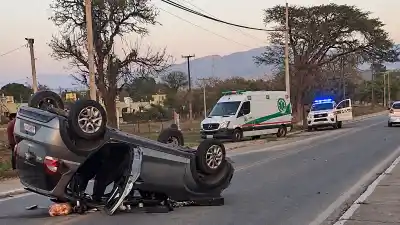 Volcó cerca del cementerio de La Esperanza: cuatro personas viajaban adentro y hay un dato que nadie esperaba