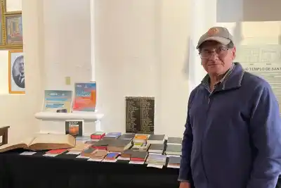 Abre una muestra con biblias que no vas a creer: hay una en un idioma que casi nadie conoce