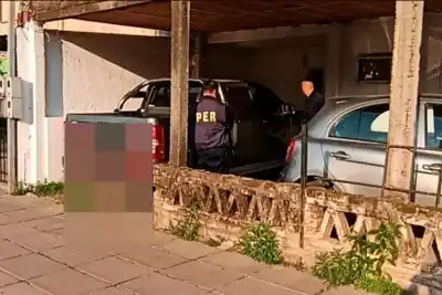 Dos intentos de robo en Paraná: uno terminó con prendas escondidas y el otro con una barreta casera