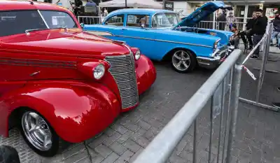 Ucacha se llena de joyas mecánicas: autos clásicos, música y artesanos en una jornada a puro motor