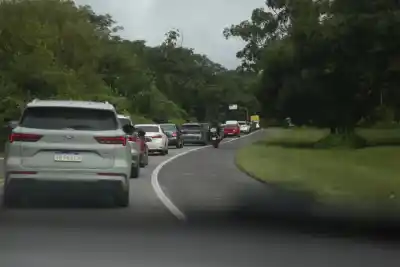 Un socavón y controles generan un caos vehicular que frustró la escapada de cientos de turistas