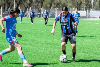 El club que se sostiene a pulmón: paga 15 profes, alquila cancha y los chicos piden una taza de leche