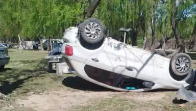 Intentó esquivar un árbol en Pomona y terminó volcando: quién iba adentro