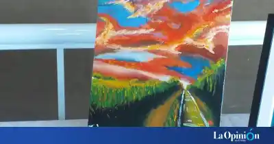 El sueño que no pudo pagar y la decisión que cambió su futuro: vende sus dibujos en Caleta Olivia