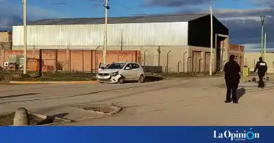 Chocó en una moto en Pico Truncado: sus amigos hicieron algo inesperado en plena avenida