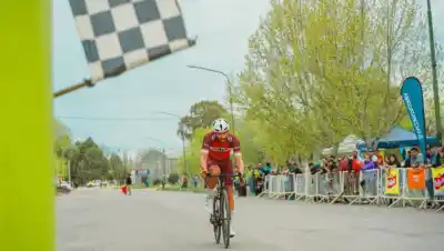 El Giro Oro define su campeón en Fernández Oro y el cierre se llena de ritmo