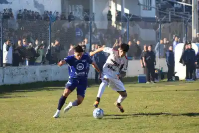 El clásico comodorense define quién sigue vivo: el Globo se juega todo ante un Lobo que no quiere frenar