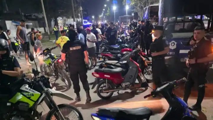La madrugada en Plaza Sarmiento terminó con 22 motos retenidas y un drugstore en problemas