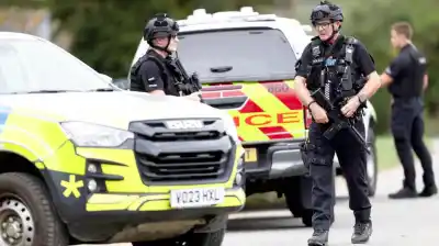 Tres vehículos sospechosos, cinco detenidos y 85 casas evacuadas: qué se sabe del operativo cerca de una base de EE.UU. en Reino Unido