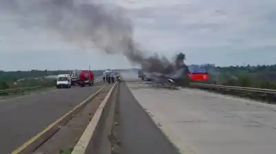 Choque entre camiones en la Ruta 14: un vehículo se incendió tras el impacto