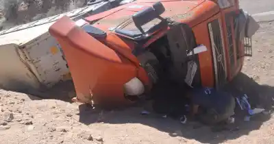 En plena Alta Montaña, un camión terminó volcado en la Ruta 7 y nadie sabe qué pasó con el conductor