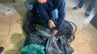 Se trepó a un poste del Club Racing para robar cables y su novia le hacía de campana: el final que nadie esperaba