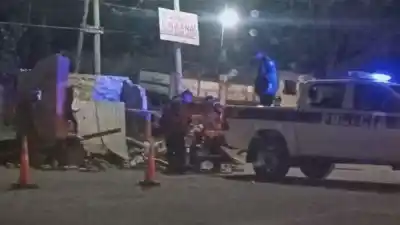 Moto destrozada, garita derrumbada y un hombre atrapado: qué encontraron los vecinos al levantarlo