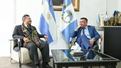 Un embajador llegó a Cutral Co, vio el dinosaurio y se llevó un recuerdo inesperado