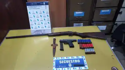 Vecinos hicieron señas a la Policía y les gritaron que estaban armados: lo que apareció adentro de la casa