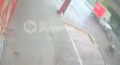 VIDEO: un joven se cayó de la moto y lo aplastó un camión