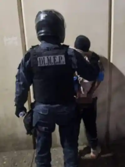 Lo vieron andar en moto, quiso escapar y la policía se topó con lo que escondía entre la ropa