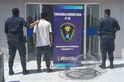 Caminaba con un rollo de alambre, vio el patrullero y tomó una decisión que lo delató